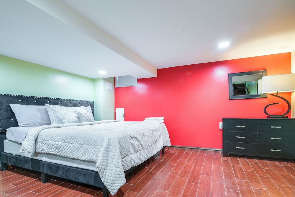 11 Mi to Downtown Baltimore: Middle River Townhome, photo 7