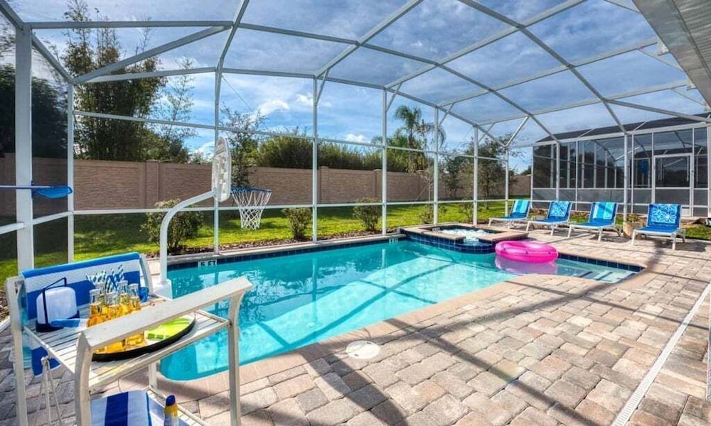 Spacious 5 Bed Pool Home With Game Room 5 Bedroom Home