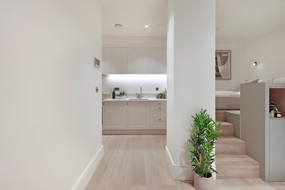 Stylish Earl's Court Studio Plus Patio