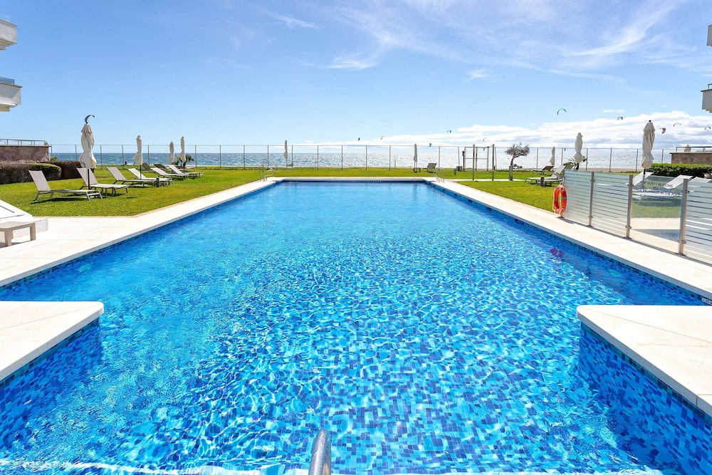 Bright Apartment Front of Beach Guadalmansa Beach