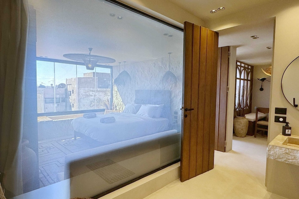 The 2 BDR Pyramids Vista w/ Bathtub