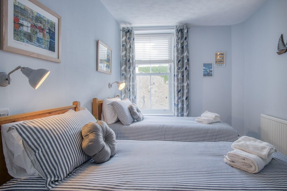 Beachcomber Seaside Apartment - 2 Bedroom - Tenby