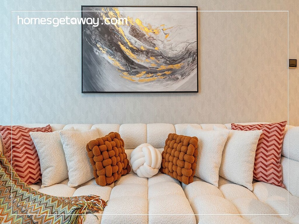 2BR Luxury with Stunning Lake View in Business Bay