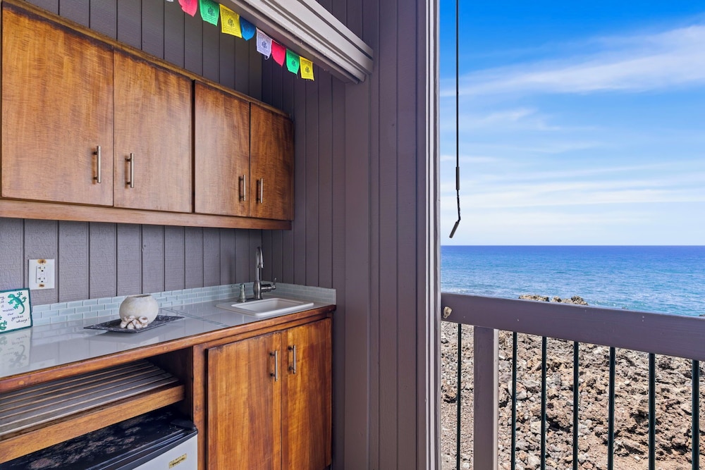 Oceanfront Kanaloa Condo - Pools, Hot Tubs & Sunset Views- Vrkcv