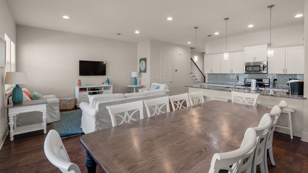 Stunning 4 Bd/4.5 BA - Free Wifi - Easy Walk to Beach