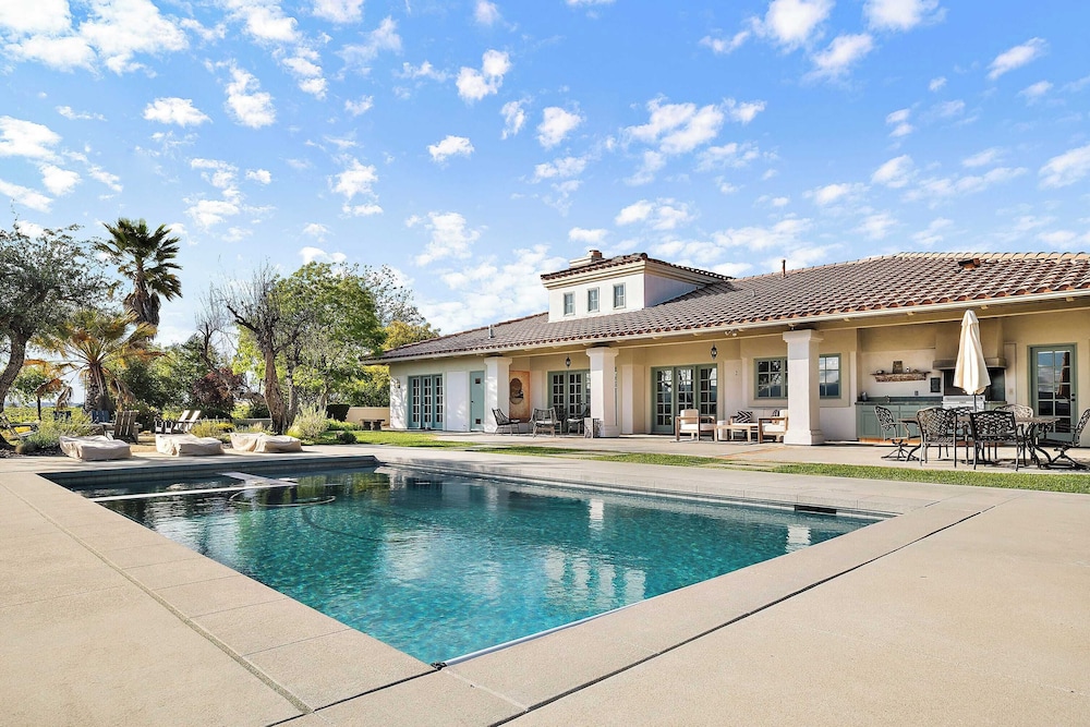 Wellsona Vineyard Retreat + Pool, Hot Tub, Views Main Home + Guest Home