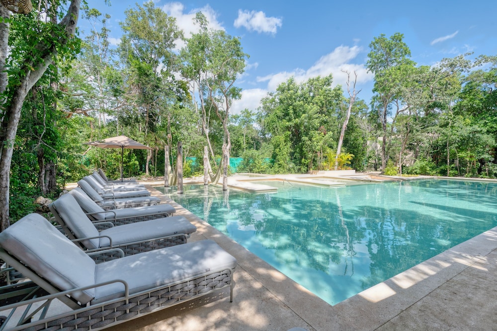 Artra - modern comfort with pool