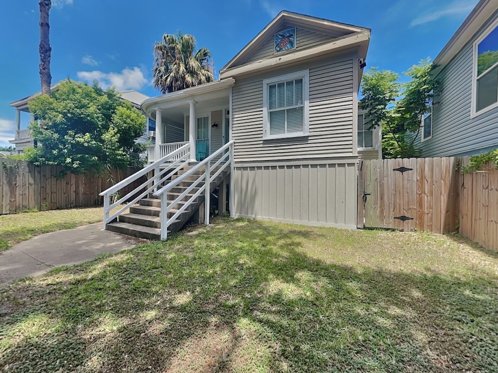 Sealy Street Duo by Ryson Vacation Rentals