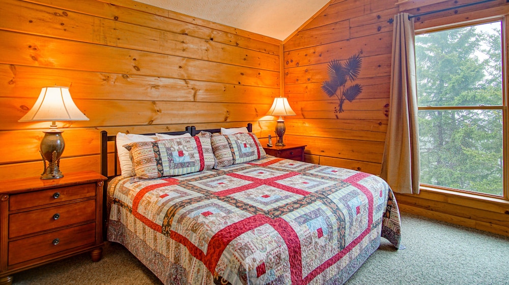 Loggers Run #7: 5 Bedrooms, 3.5 Bath: Slope Side. Overlooks The Ski Trail !