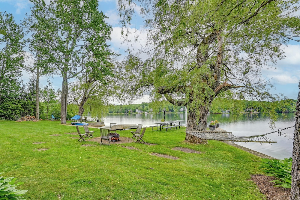 Lakefront Westhampton Cabin w/ Beach + Kayaks!