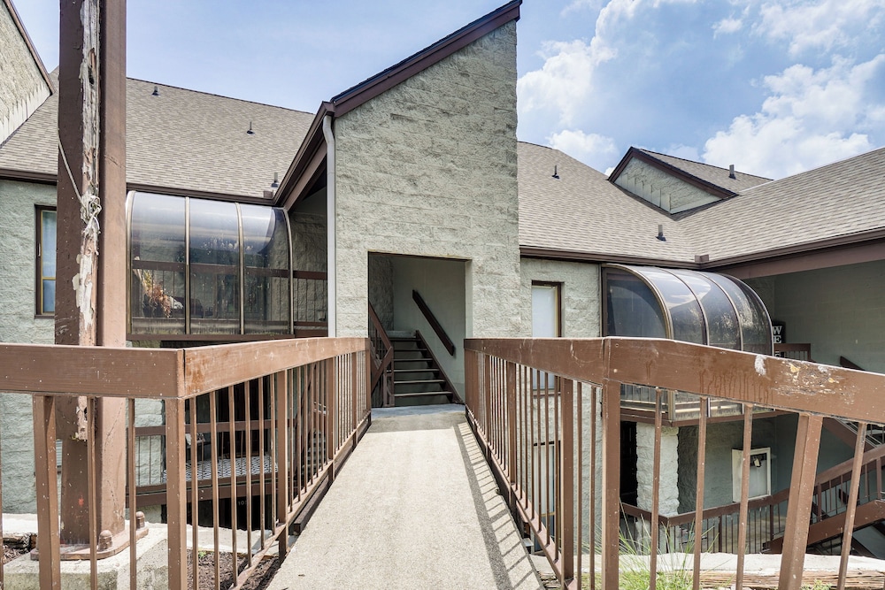 Ski, Hike & Explore: Mtn-view Haven in Gatlinburg!