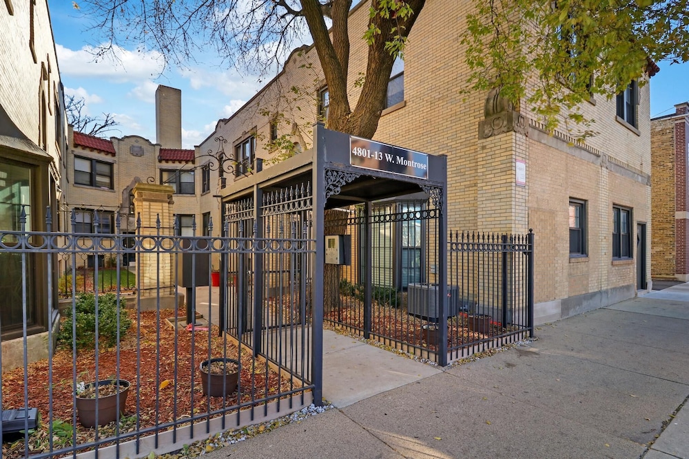 Portage Park 1BR Retreat - Montrose 2S