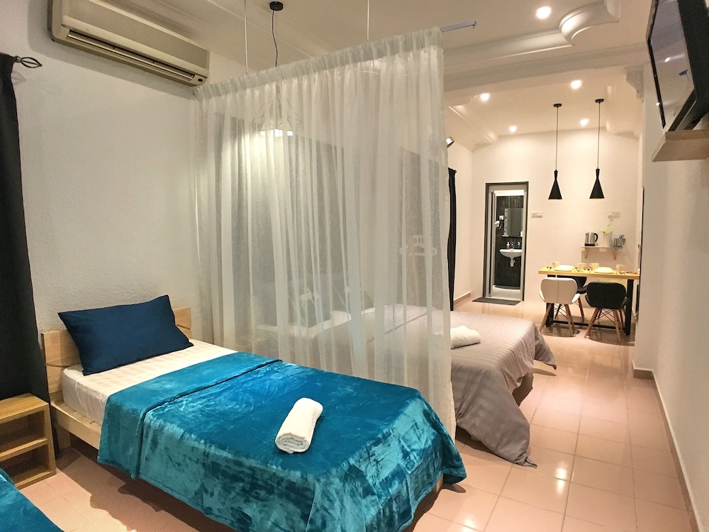 iBook6 Deluxe Family Suite for 4 by iBook Homestay