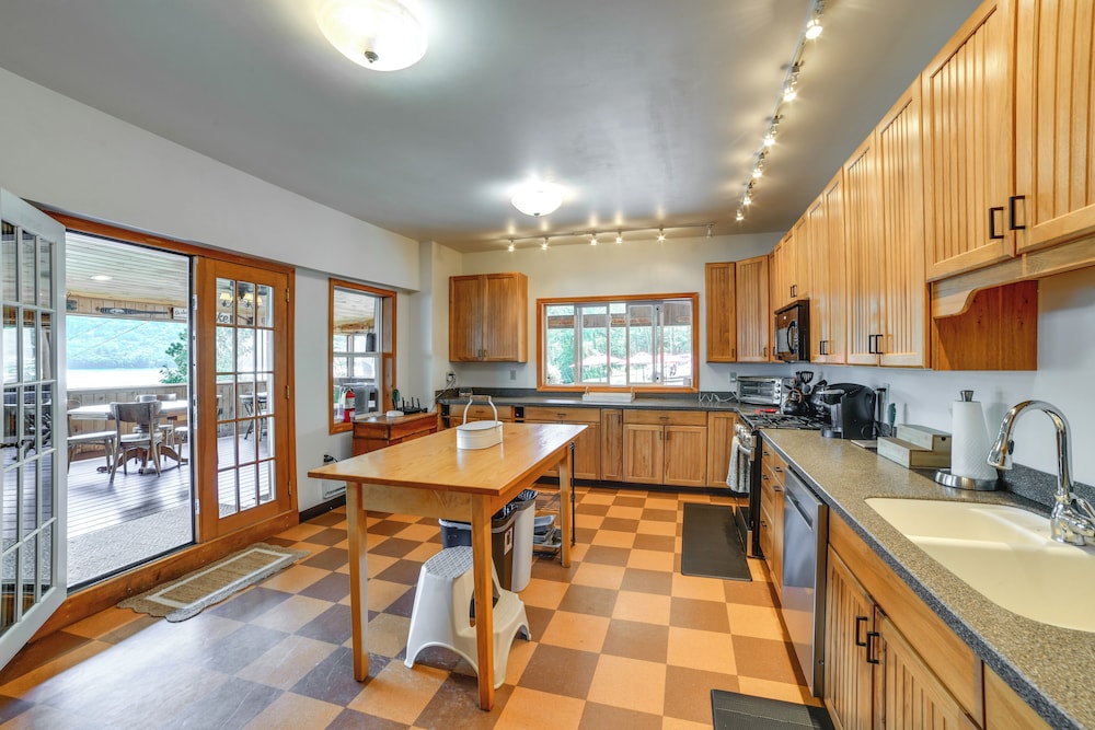 Hatch's Landing: Lake Ostego Home