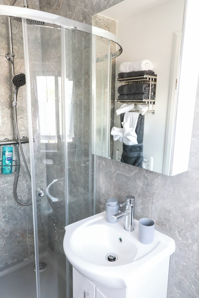 4 Guests - 2 Bedrooms - City Escape Retreat