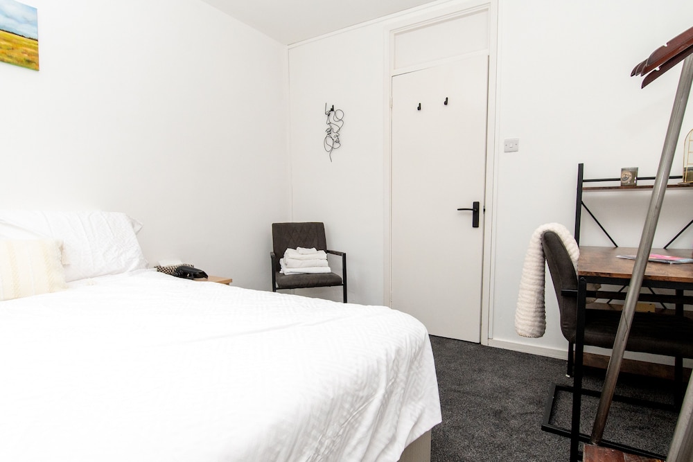 Stunning 1-bed Entire Apartment in Teddington view 2
