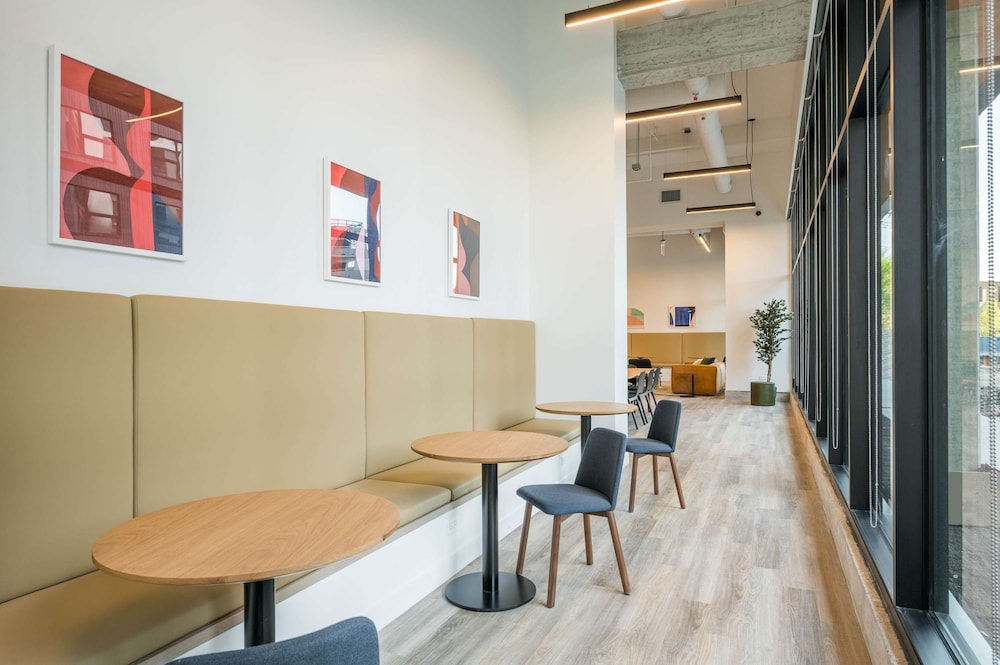 Modern 4BR Free Pkg Near Train Dining