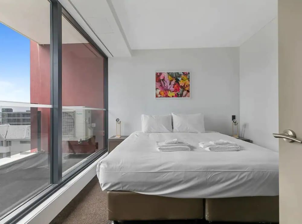 Relaxing Two Bedroom Apt With Balcony! view 3