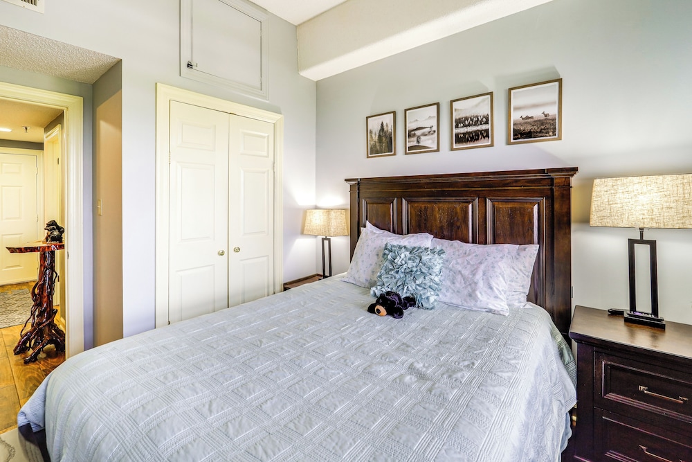 3 Mi to Sugar Mtn Resort: Condo w/ Pool & Hot Tub