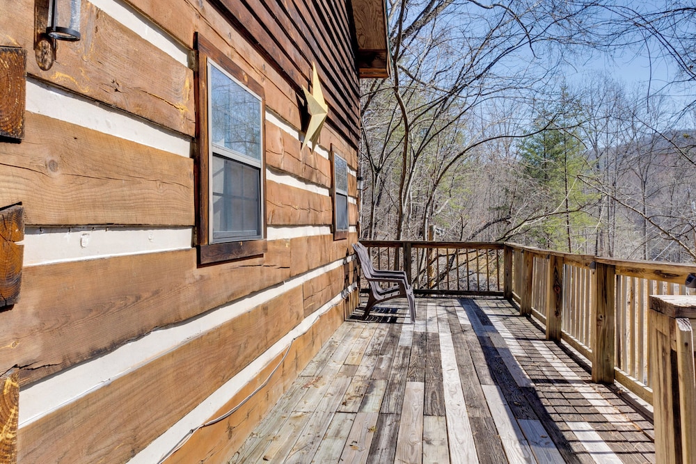 Private Hot Tub & Game Room: Mountain Retreat!