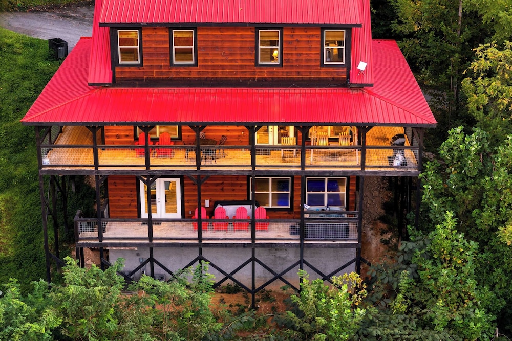 Indoor Pool, Theater, Hot Tub & Mountain Views Near Dollywood Crimson Crest by Avantstay