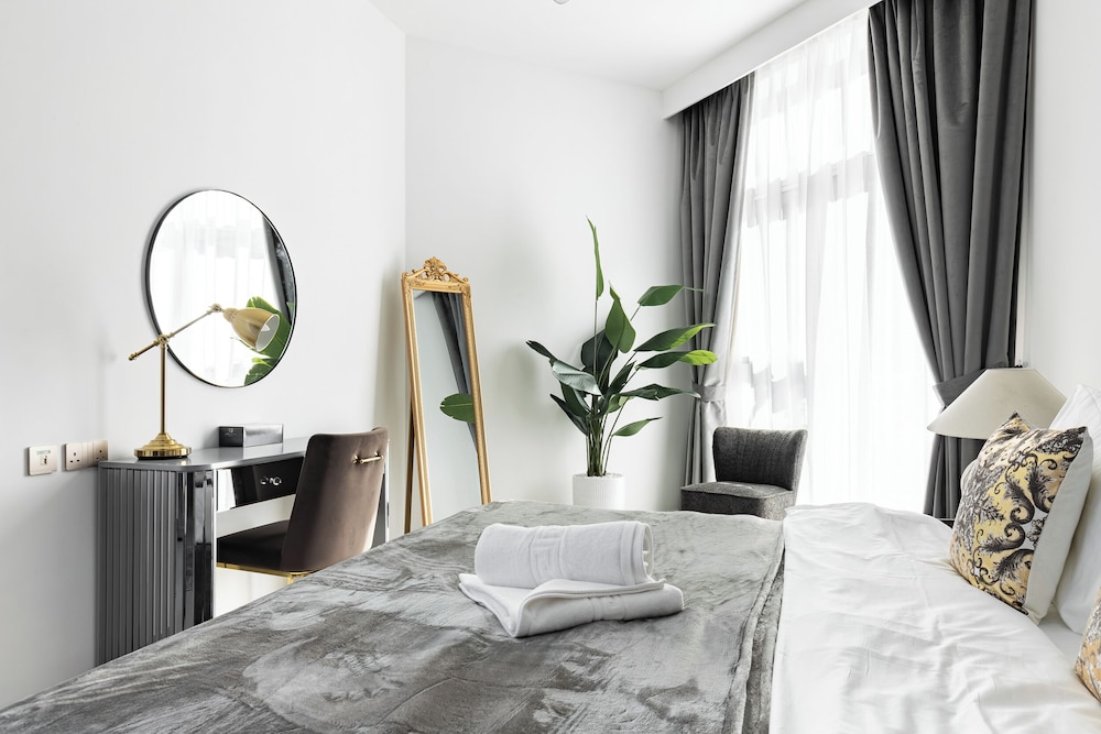 SIMPLY COMFORT Missoni Top Floor with Sea, Canal and Burj Khalifa Views