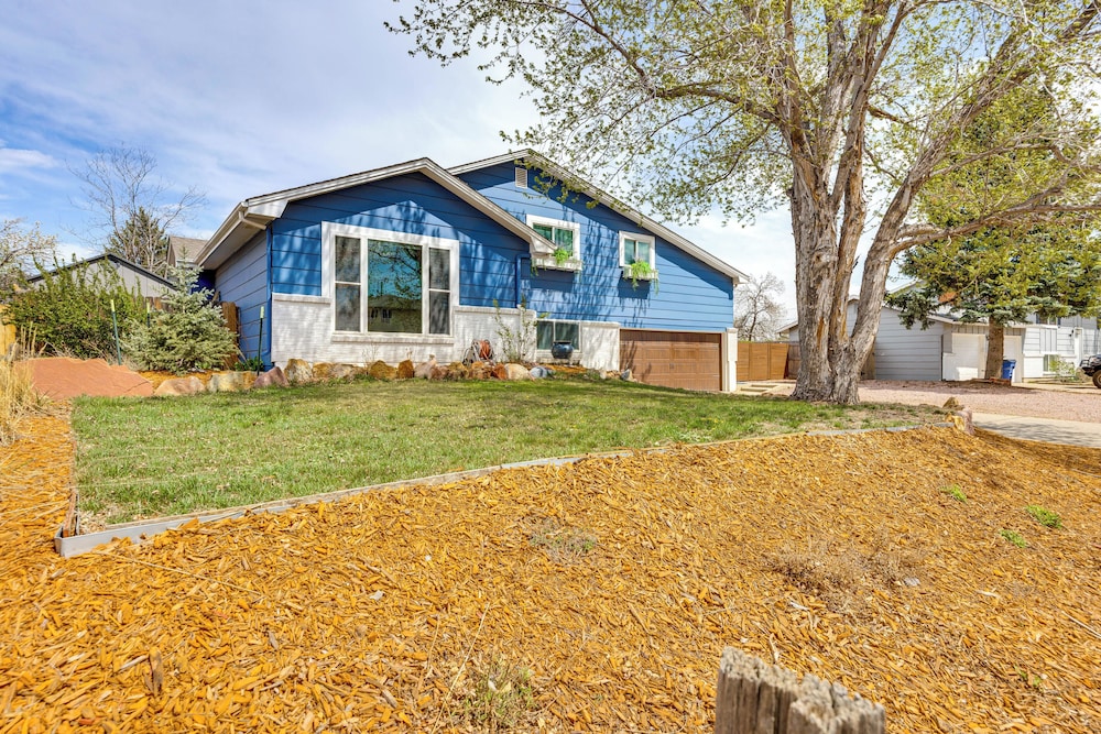 1 Mi to Attractions: Getaway w/ Mtn Views!