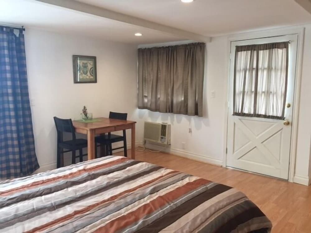 Van Nuys Vacations - Lovely Studio with a Pool - Property Image 18