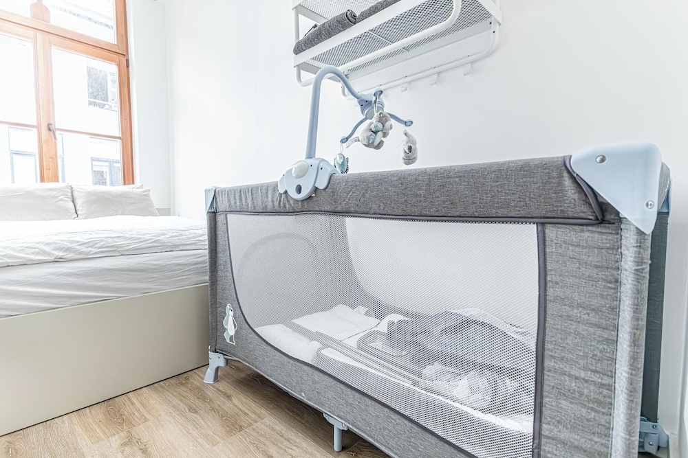Modern 3BR Apt for 6 with Patio Ghent