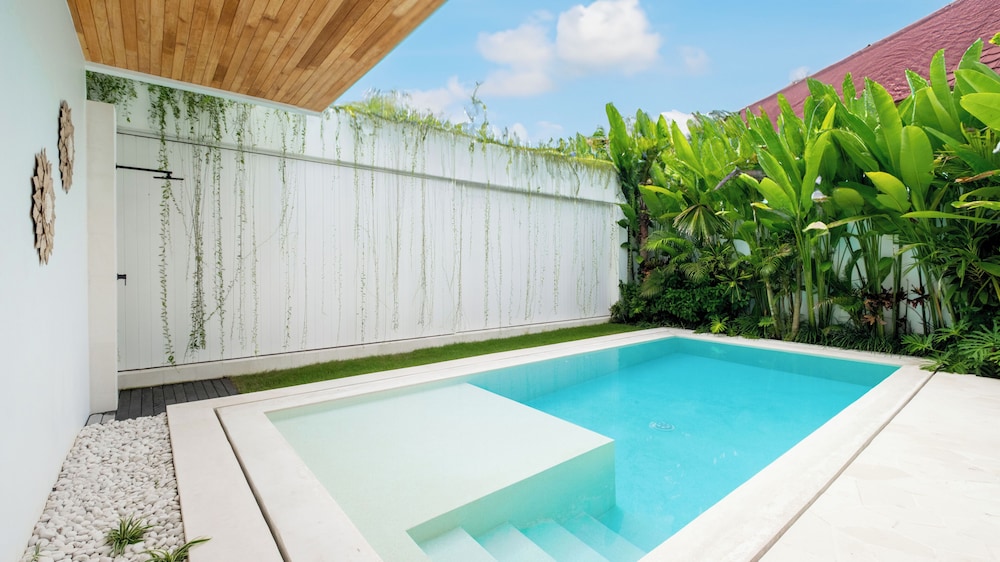 Loona Palm Villas by Villa Finder