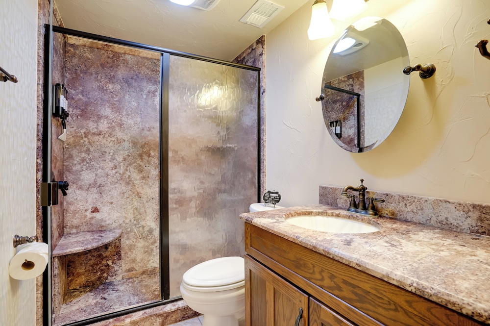 On-site River Access: Fishing Retreat in Granbury!