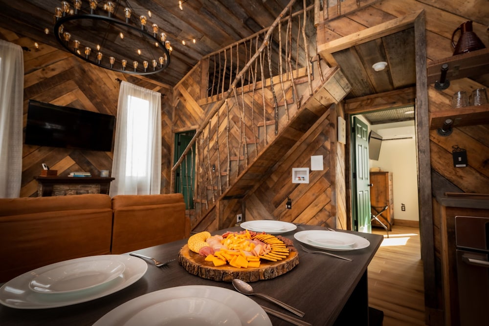 Treehouse Hot tub on 60 Acre Farm Near Downtown