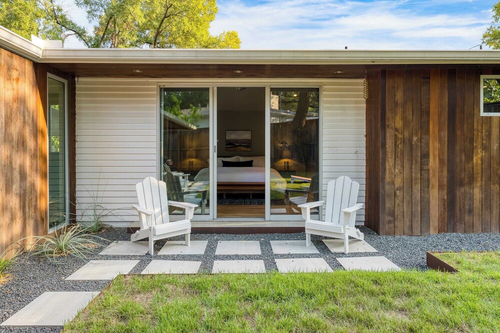 Modern Austin Home w/ Pool, Putting Green & Coffee Nook Townes Retreat by Avantstay