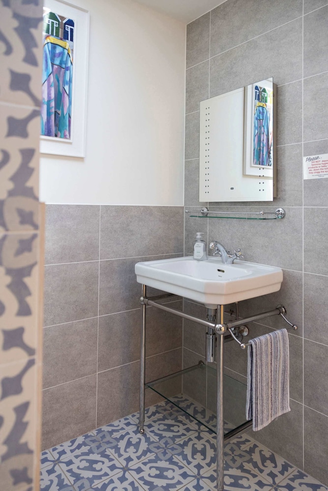 Spacious Coastal Retreat for 10 in West Wittering