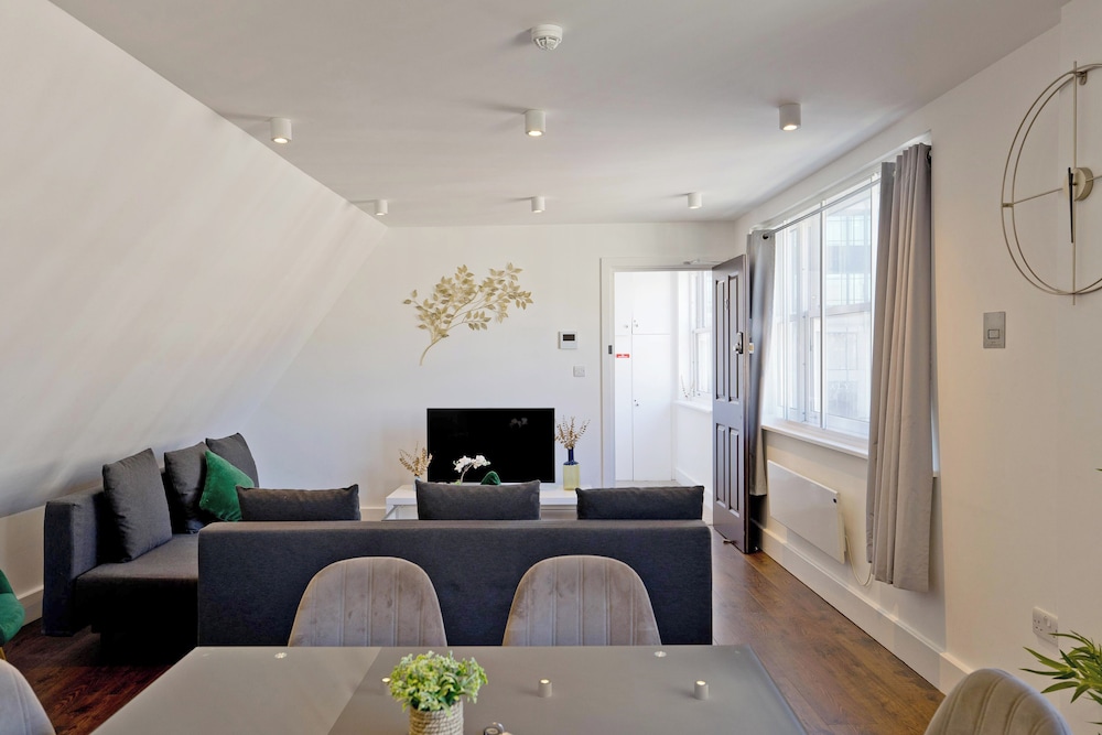 Imperial Middlesex Street Apartments