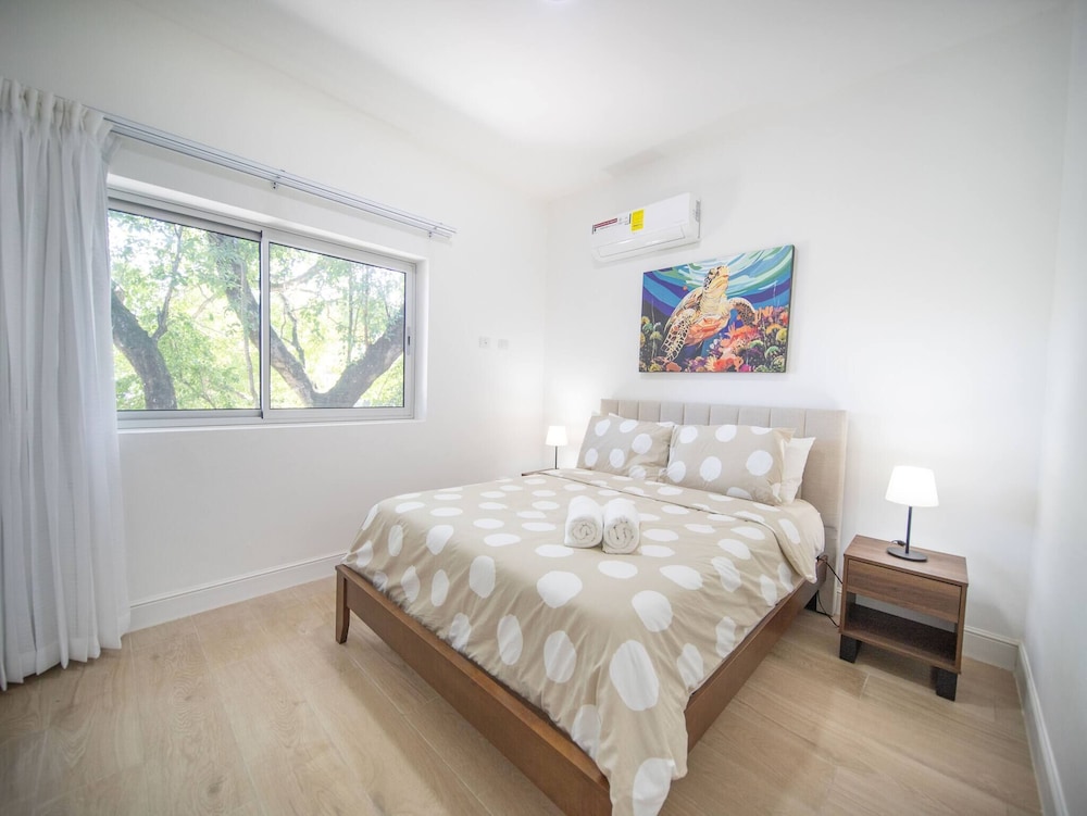Caribbean Breeze - 2BR Apartment Close to Beach!