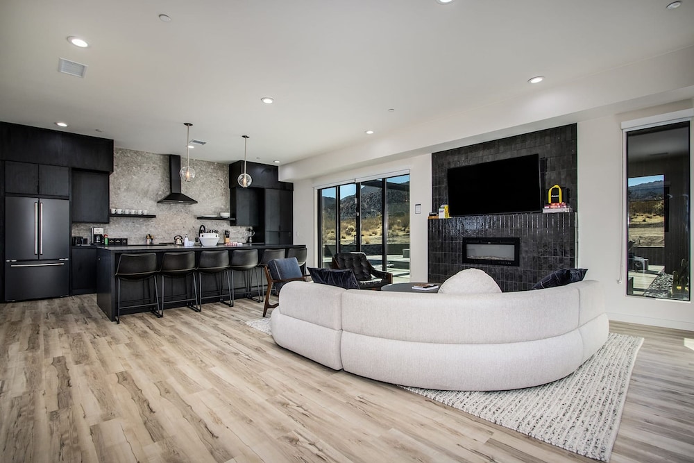 Luxe Modern Escape w Pool Hot Tub Firepit Desert View Lassen by Avantstay