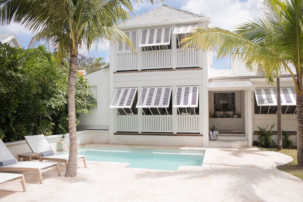 Conch Shell Harbour Island 5 Bedroom Home