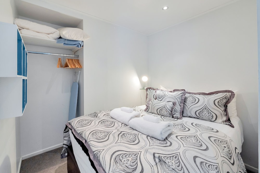 Rustic 1br in Kohimarama Parking & Wifi view 2