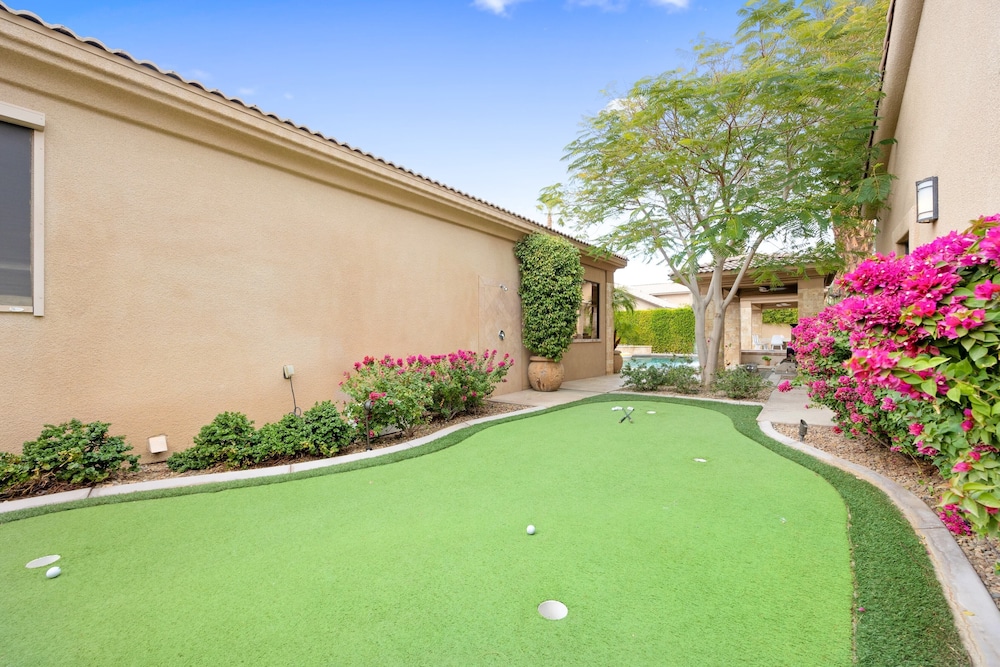 Casa Palmera by Avantstay Entertainer's Oasis w/ Guesthouse view 4
