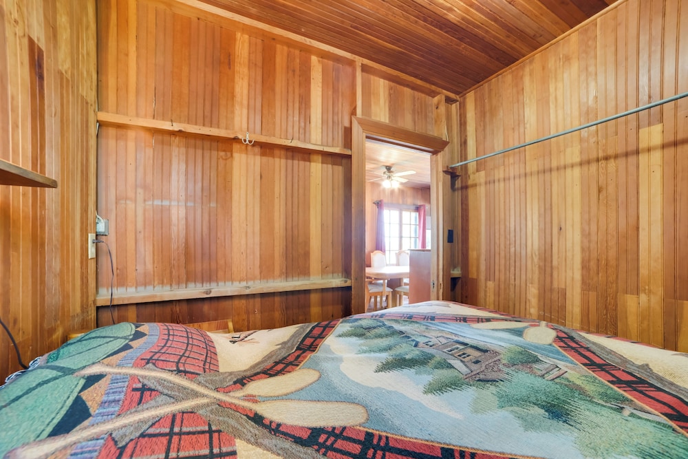Fish, Boat & Relax: Lakefront Cedarville Cabin