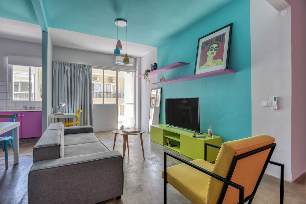 The Pop House 2-BR Apt in Mar Mkhayel