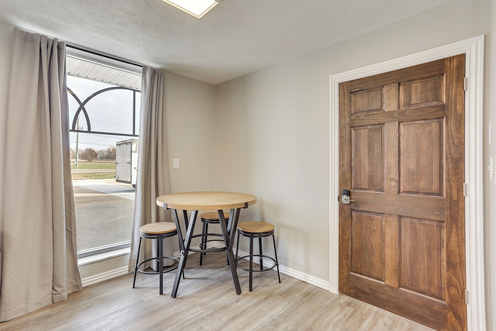 < 1 Mi to Oakland City University: Cozy Apartment
