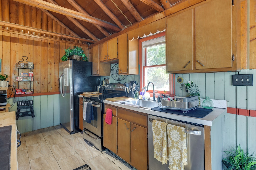 Lakefront Log Cabin Retreat w/ Hot tub + Kayaks!