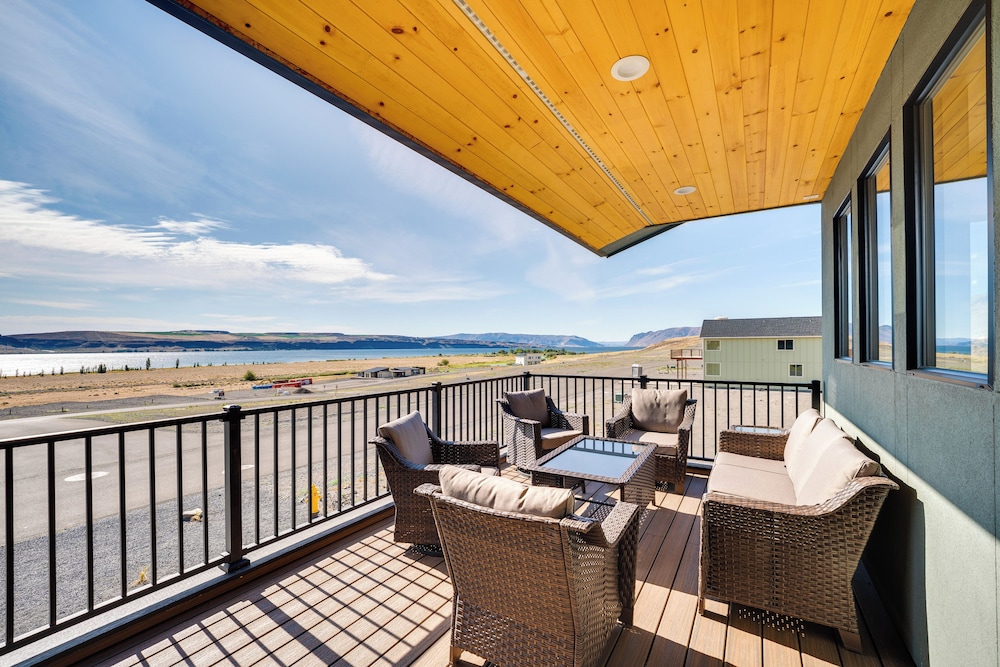 Hot Tub & Water Views: High-end Vantage Retreat