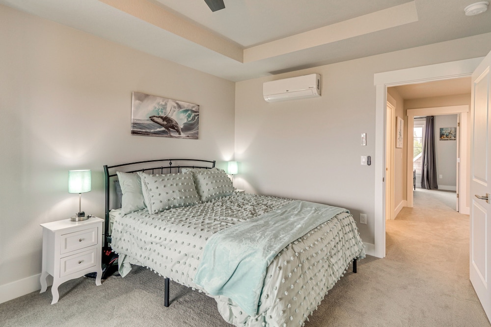Columbia River Views: Spacious Hammond Getaway!