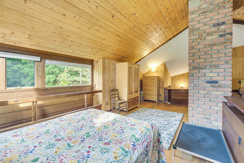 Sauna & Screened Porch: Otter Creek Getaway!