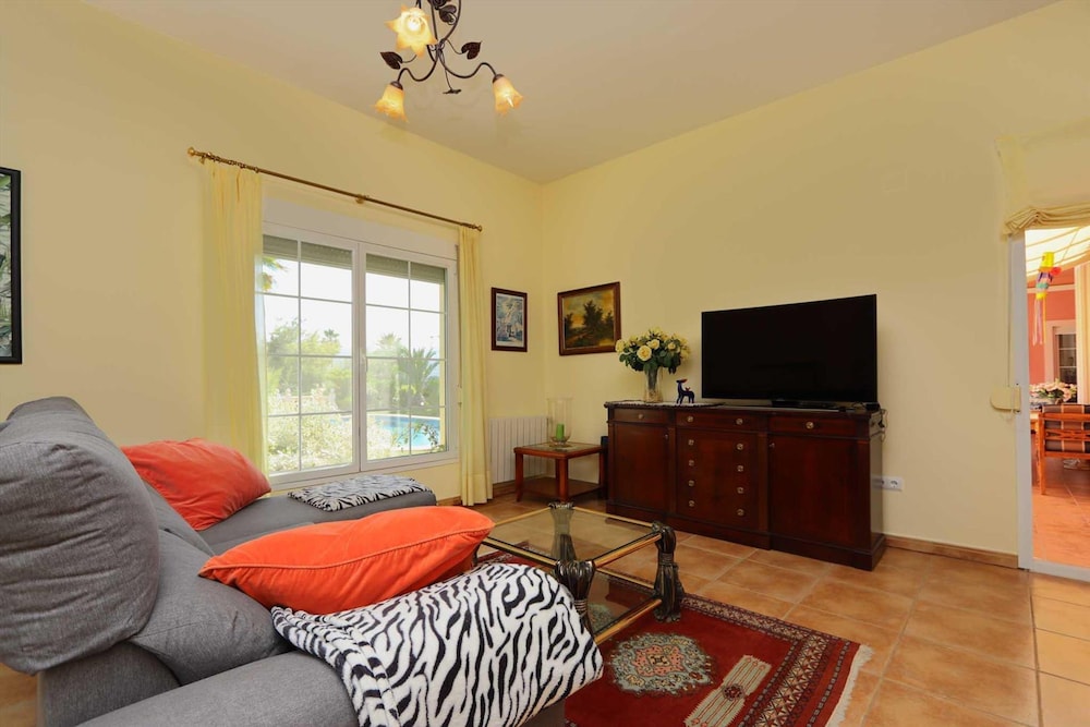 Mozamb in J vea With 4 Bedrooms and 3 Bathrooms