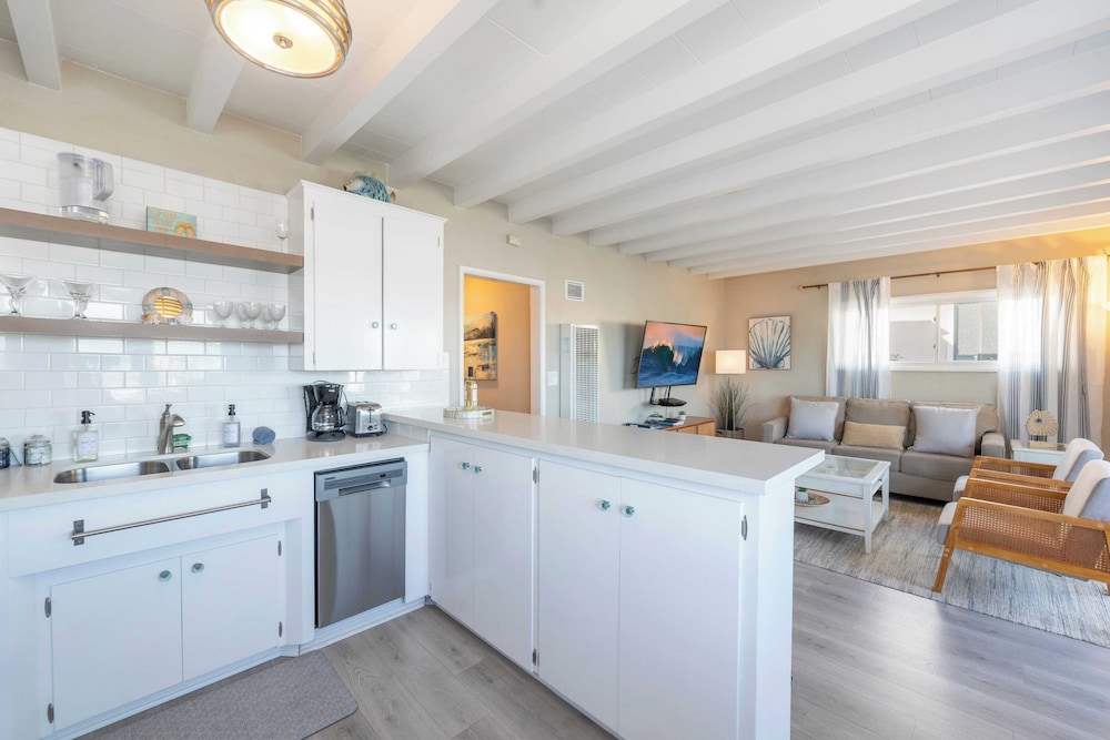 Waterfront Newport Condos w. Dock Access, Walk to Balboa Fun Zone and Beach