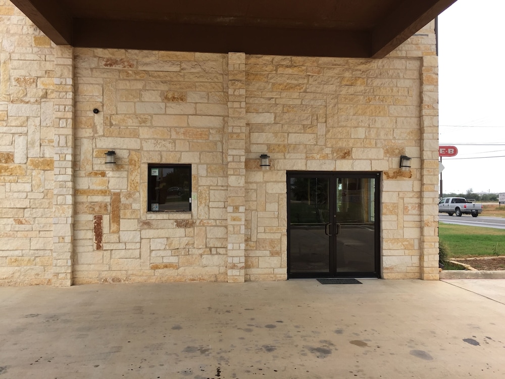 Pearsall Inn & Suites